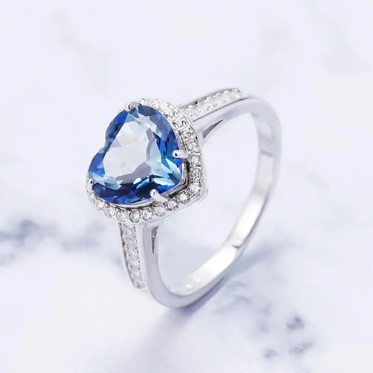 Anillo de iolita en forma de corazón