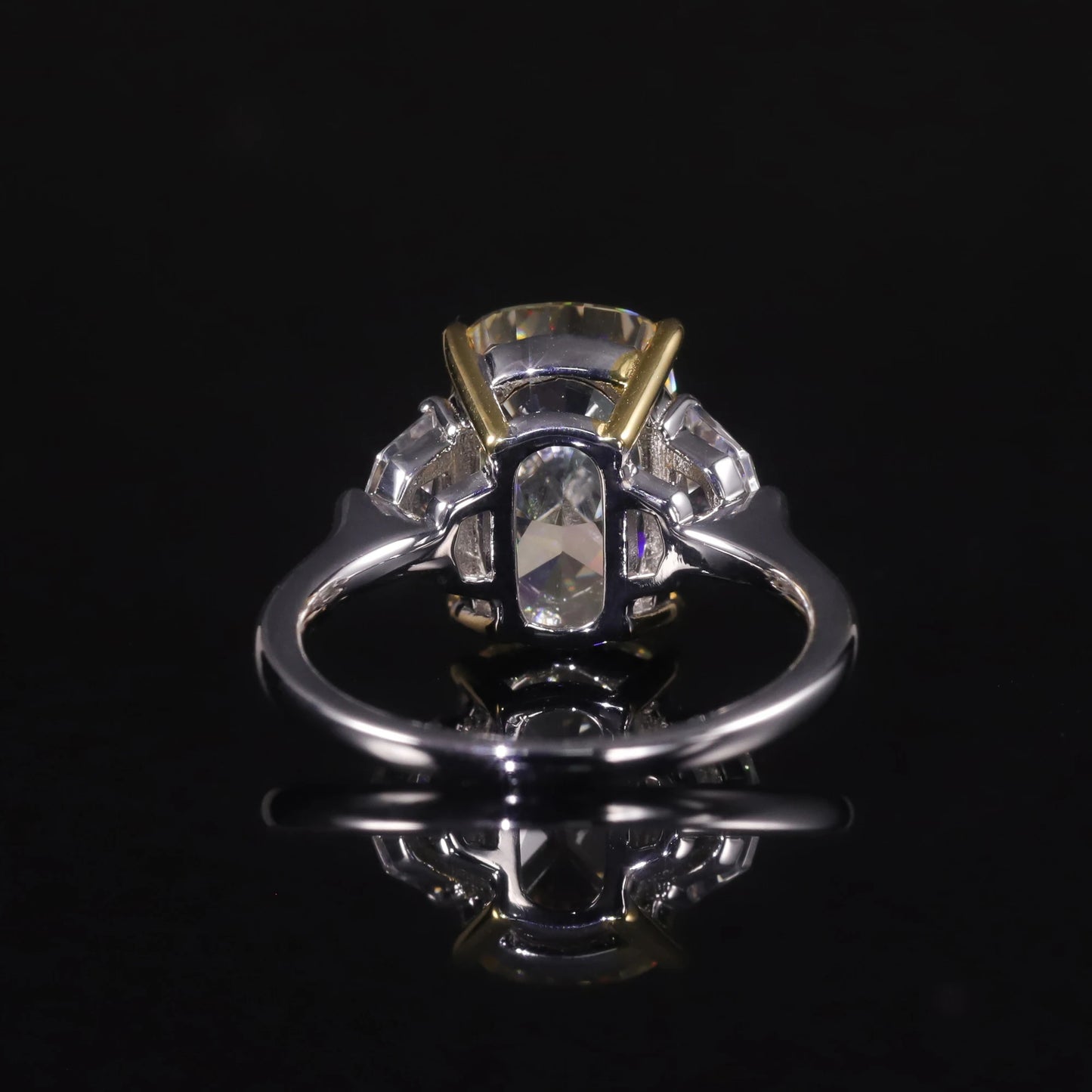 Anillo elegante de circonita cúbica amarilla clara
