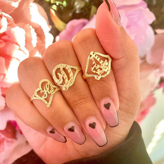 Anillo de corazón con letra AZ personalizado