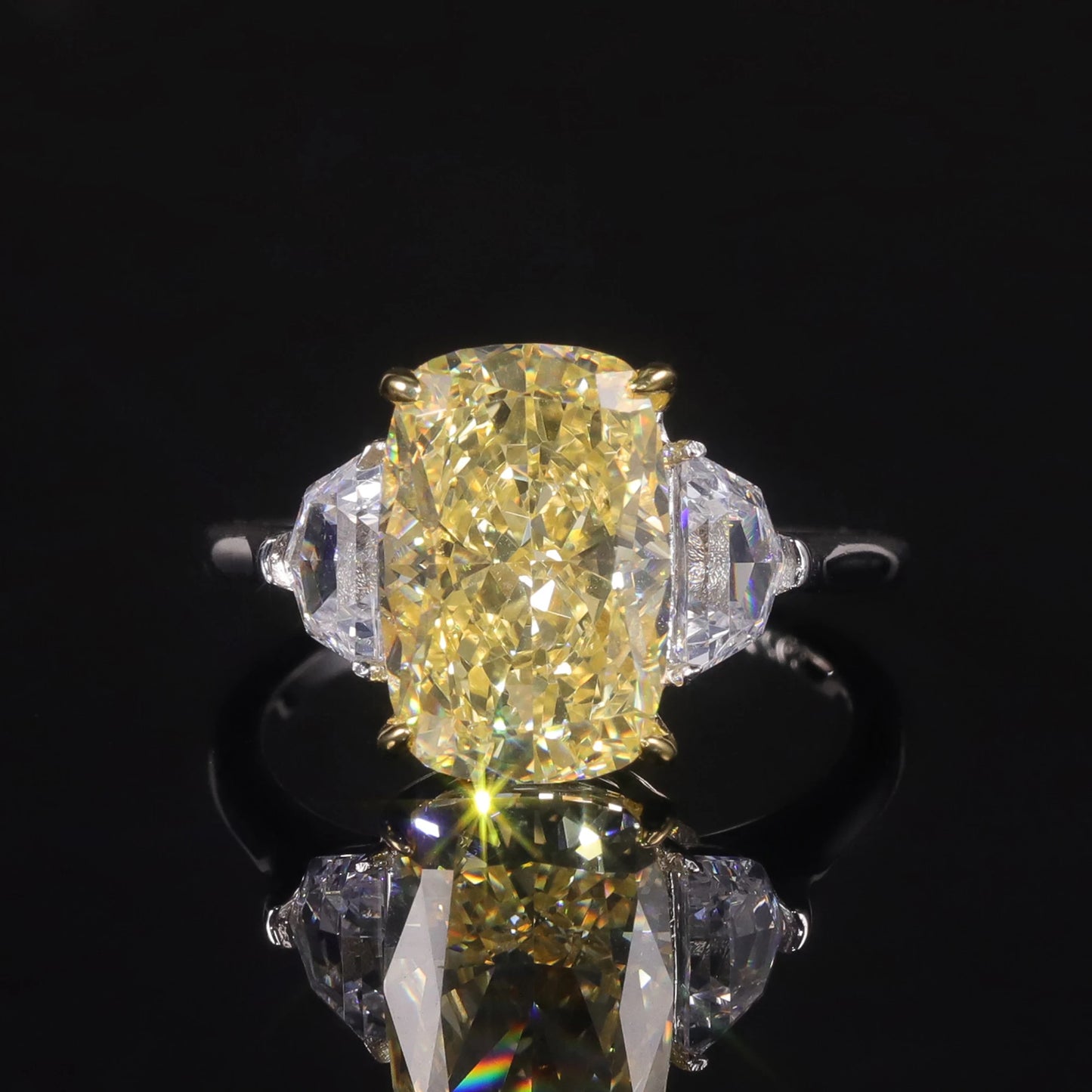 Anillo elegante de circonita cúbica amarilla clara
