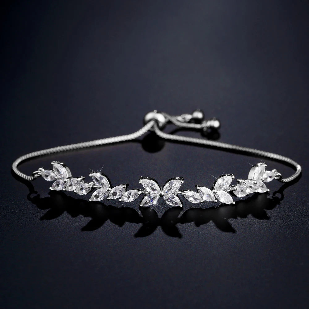 Pulseras ajustables clásicas con flores de circonita transparente brillante